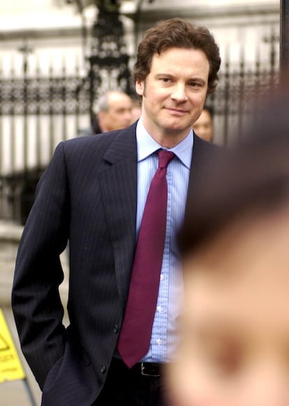 Colin Firth da vida a Mark Darcy, un abogado divorciado al que Bridget conoce en una comida con sus padres. Al principio le parece demasiado aburrido para ella, lo define como alguien "maleducado, apático" con quien sus padres quieren que salga.