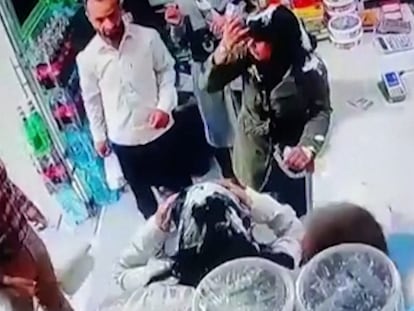 Un hombre ataca a dos mujeres en Irán por no llevar el velo puesto.
