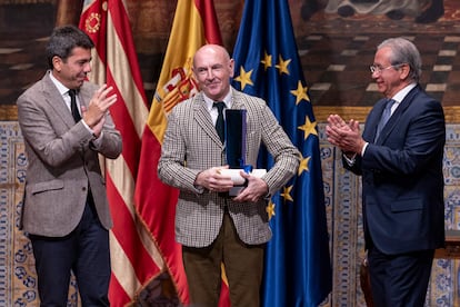 El cineasta bilbaíno Iñaki Arteta recibe el XXXII Premio Convivencia de la Fundación Profesor Manuel Broseta de manos del presidente de la Generalitat valenciana, Carlos Mazón, y el presidente de la Fundación Broseta, Vicente Garrido.