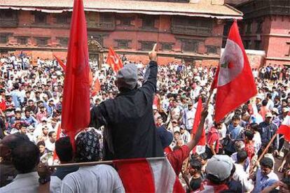 Manifestantes convocados por la oposición nepalí, ayer en Katmandú.