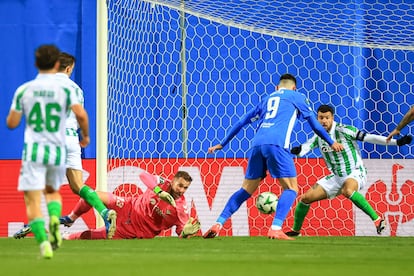 Vojta marca el gol del empate del Mladá ante el Betis en la República Checa.