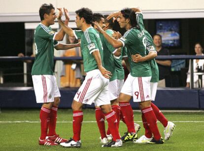 Los jugadores de la selección mexicana celebran un gol ante El Salvador en la Copa de Oro.