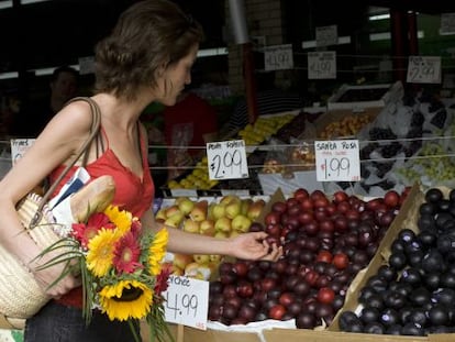 Una mujer compra en el mercado Jean-Talon de Montreal.