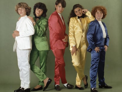 Parchis con traje de raso fiel al color de cada componente.