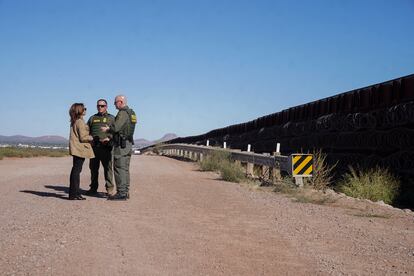 La candidata demócrata a la presidencia durante su recorrido por el muro fronterizo, este viernes cerca de Tucson, Arizona.