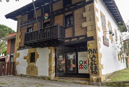 Pintadas contra el PNV aparecidas este jueves en la fachada del 'batzoki' de Getxo (Bizkaia) en apoyo a la protesta del preso etarra Patxi Ruiz.