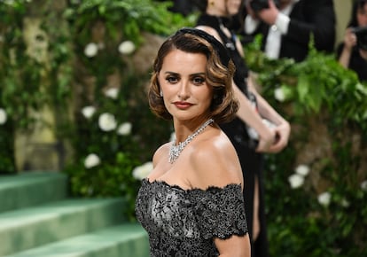 Penélope Cruz. Hace cinco años, cuando la celebrada actriz tenía 45, se sinceró acerca de la perimenopausia en una charla organizada por Gwyneth Paltrow sobre vida saludable y los retos, especialmente femeninos, de hacerse mayores. No era la primera vez que la ganadora al Oscar por 'Vicky Cristina Barcelona' daba visibilidad al paso de los años y el impacto de las transformaciones hormonales en la vida de las mujeres. "Las hormonas dominan el mundo. Hay etapas en la vida de una mujer que deben ser reconocidas, entendidas y llamadas por su nombre. Hay demasiados tabúes que rodean los cuerpos de las mujeres y eso equivale a una gran falta de respeto", dijo a la revista 'Tatler'.