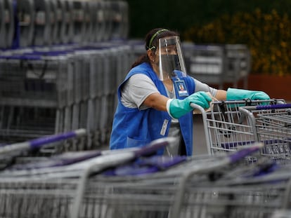 Una mujer desinfecta los carritos del supermercado en Ciudad de México, el 15 de junio.