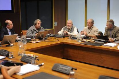 Miembros del grupo de afectados por las aportaciones, en el Parlamento.