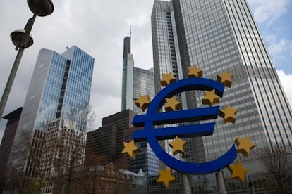 La escultura del euro que preside la entrada a la sede del BCE en Fr&aacute;ncfort.