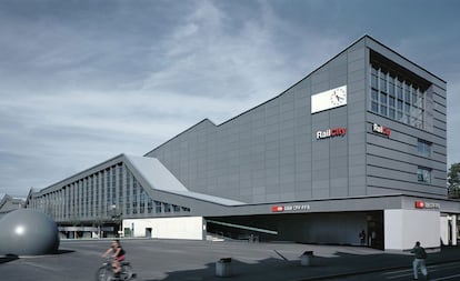 El estudio sevillano Cruz y Ortiz amplió y remodeló la vieja estación de Basilea, en Suiza, que ocupaba un edificio del siglo XIX bajo protección monumental, con grandes marquesinas sobre los andenes. Los arquitectos sustituyeron el sistema de comunicación subterráneo de los viajeros por una pasarela elevada que incluye además espacios para tiendas y otros servicios. Debajo de la gran mole (que mide 30 por 185 metros) se construyó un aparcamiento. La estación siguió funcionando durante todo el proceso de la obra, que duró de 1996 a 2003.