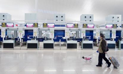 Mostradores vacíos de Spanair en el aeropuerto de El Prat.