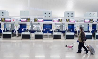 Mostradores vac&iacute;os de Spanair en el aeropuerto de El Prat.