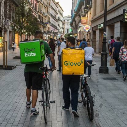 Repartidores de Glovo y Uber en Madrid, en 2019.