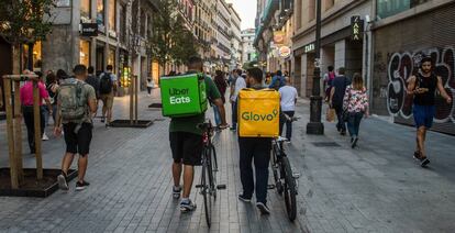 Repartidores de Glovo y Uber en Madrid, en 2019.