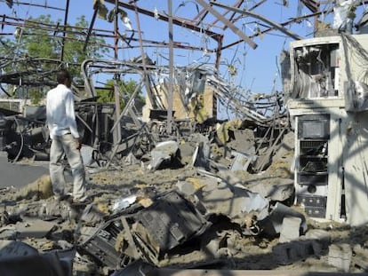 Funcionário em meio aos destroços de um centro de transmissão após ataque aéreo saudita no Iêmen.