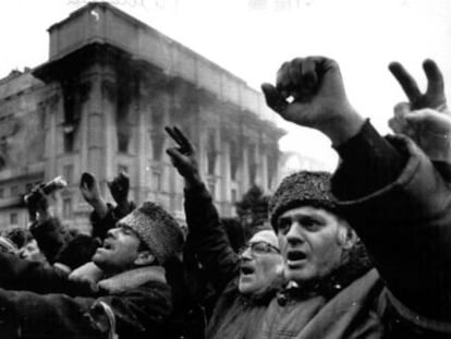 Manifestaci&oacute;n en Bucarest en diciembre de 1989.