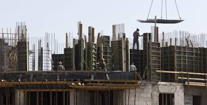 Varios operarios trabajan en una obra de construcción. EFE/Archivo