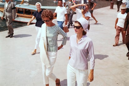 Jacqueline Kennedy and Mrs. Agnelli en Amalfi.