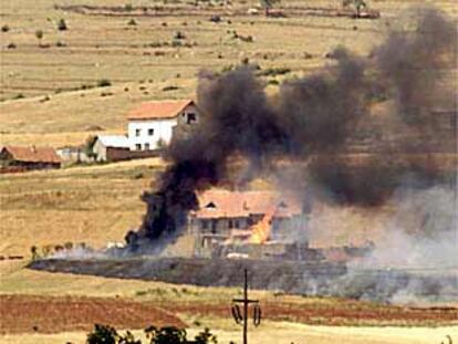 La localidad de Aracinovo fue escenario ayer de enfrentamientos entre el Ejército macedonio y la guerrilla albanesa.