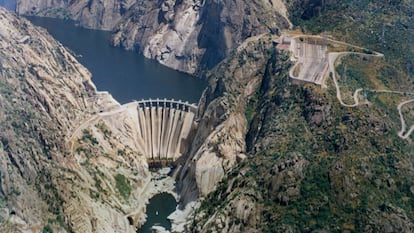 Vista aérea de la central hidroeléctrica de Aldeadávila (Salamanca), en una imagen de archivo.