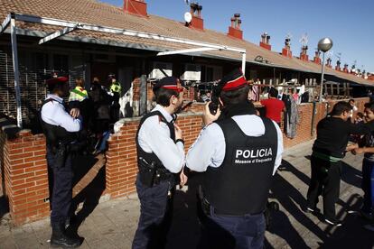 El Ayuntamiento de Figueres ha decidido actualizar el censo del barrio de Sant Joan tras años sin ponerse al día. Este procedimiento es fundamental si el objetivo municipal es, como ya avanzó la alcaldesa Marta Felip, tras el asesinato de un joven gitano a las puertas del cementerio por una reyerta entre familias, “actuar” en este barrio, con altos índices de conflictividad.