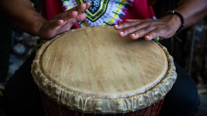 Un hombre toca un instrumento de percusión. 