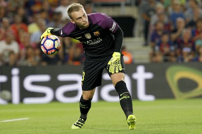 El portero holandés del FC Barcelona Jasper Cillessen durante el partido de la tercera jornada de Liga en Primera División entre el FC Barcelona y el Deportivo Alavés.