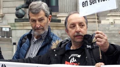 Julio Rodr&iacute;guez junto a familiares de militares fallecidos o heridos.