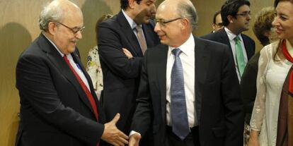 El consejero de Economía de Cataluña, Andreu Mas-Collel, saluda al ministro de Hacienda, Cristóbal Montoro, en el último Consejo Fiscal.
