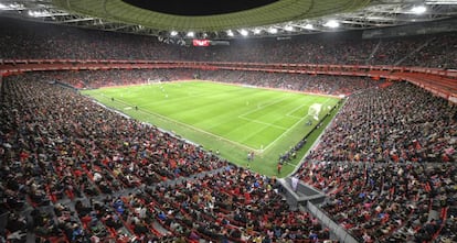 San Mamés, ple per veure el partit de futbol femení entre l'Athletic i l'Atlètic.