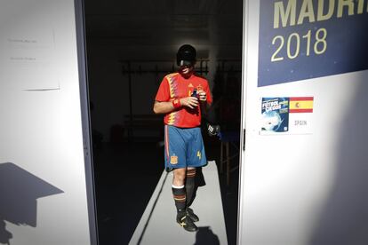Un jugador de la selección española de fútbol para ciegos, en el vestuario, antes del partido contra Turquía.