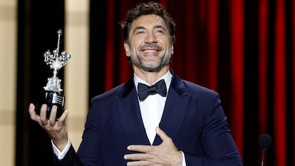 El actor Javier Bardem recibe el Premio Donostia durante la gala de inauguración del Festival Internacional de Cine de San Sebastián. este viernes. 
