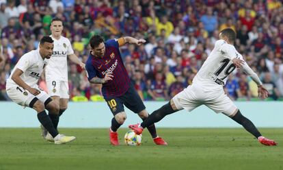 Messi ante Rodrigo y Coquelín en la final de Sevilla ante el Valencia.