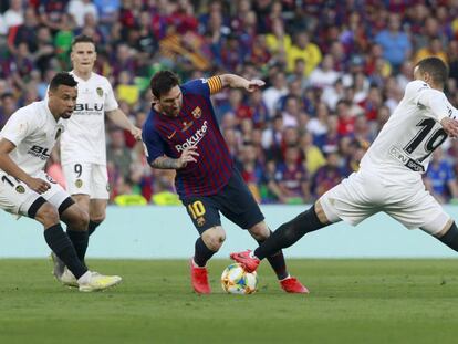 Messi ante Rodrigo y Coquelín en la final de Sevilla ante el Valencia.
