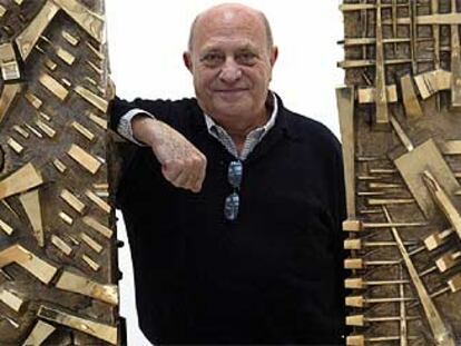 Arnaldo Pomodoro, ayer en su exposición, entre dos estelas de bronce.