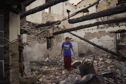 Una mujer mira el interior de su casa destruida por el fuego el pasado 20 de agosto en San Vicente de Arriba (Ourense).