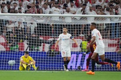 El portero del Sevilla, Bono, en el césped tras encajar el primer gol de los italianos.