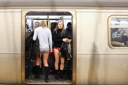 Un grupo de personas acceden al metro sin pantalones, durante el evento anual 'No Pants Subway Ride', en el distrito de Manhattan.