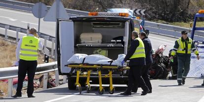El juez levanta el cadáver de uno de los cinco fallecidos en el choque frontal de dos vehículos en El Tiemblo (Ávila), el pasado febrero.