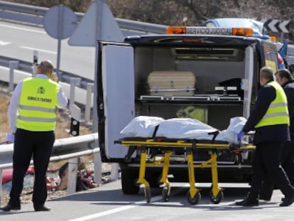 El juez levanta el cadáver de uno de los cinco fallecidos en el choque frontal de dos vehículos en El Tiemblo (Ávila), el pasado febrero.