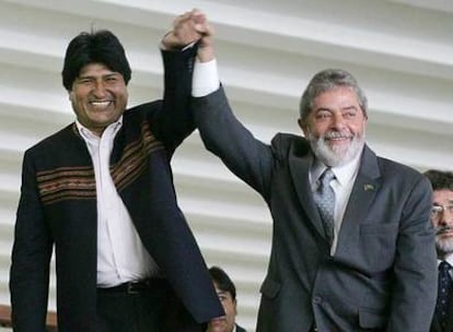Evo Morales (izquierda) y Lula da Silva saludan con las manos en alto, ayer en Brasilia.