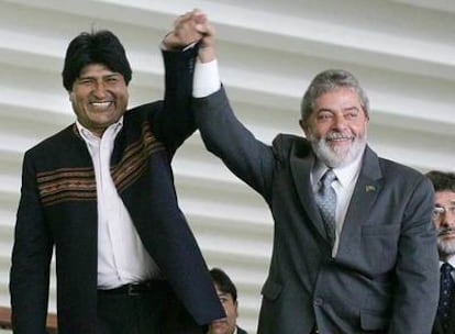 Evo Morales (izquierda) y Lula da Silva saludan con las manos en alto, ayer en Brasilia.