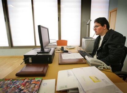 Jesús Raga, ayer en su despacho, con la varilla que emplea para usar el ordenador.