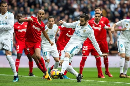  El defensa del Real Madrid Nacho Fernández (derecha) disputa un balón con el centrocampista argentino del Sevilla Guido Pizarro (2 izquierda).