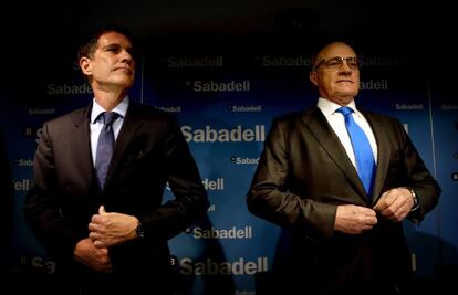 GRA108. Barcelona. 29/01/2015,- El presidente de Banc Sabadell, Josep Oliu (d), y su consejero delegado, Jaume Guardiola (i), durante la rueda de prensa de presentaci&oacute;n de los resultados del banco en el a&ntilde;o 2014, en la que se ha anunciado que el Sabadell ha cerrado 2014 con un beneficio neto atribuido de 371,7 millones de euros, un 50 % m&aacute;s que el a&ntilde;o anterior, despu&eacute;s de destinar cerca de 2.450 millones a dotaciones y provisiones.EFE/Alberto Est&eacute;vez