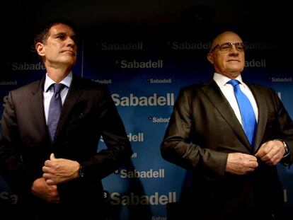 GRA108. Barcelona. 29/01/2015,- El presidente de Banc Sabadell, Josep Oliu (d), y su consejero delegado, Jaume Guardiola (i), durante la rueda de prensa de presentaci&oacute;n de los resultados del banco en el a&ntilde;o 2014, en la que se ha anunciado que el Sabadell ha cerrado 2014 con un beneficio neto atribuido de 371,7 millones de euros, un 50 % m&aacute;s que el a&ntilde;o anterior, despu&eacute;s de destinar cerca de 2.450 millones a dotaciones y provisiones.EFE/Alberto Est&eacute;vez