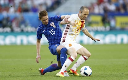 El centrocampista de la selección española Andrés Iniesta (d) pelea por el balón junto con Marko Rog.
