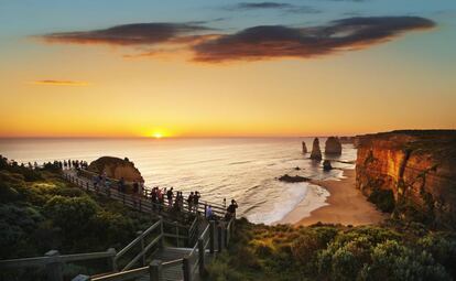 Pasarelas para observar una panorámica de los Doce Apóstoles, en el parque nacional Port Campbell (Australia).