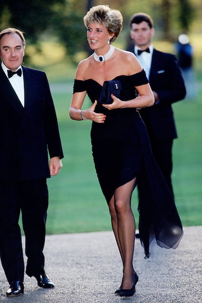 Otro de los diseños más emblemáticos (y atrevidos) fue el llamado 'Vestido de la Venganza'. Creado por Cristina Stambolian, lo llevó en la fiesta de la Serpentine Gallery en 1994, el mismo día que el príncipe Carlos confesaba que había tenido un affair con Camilla Parker Bowles.